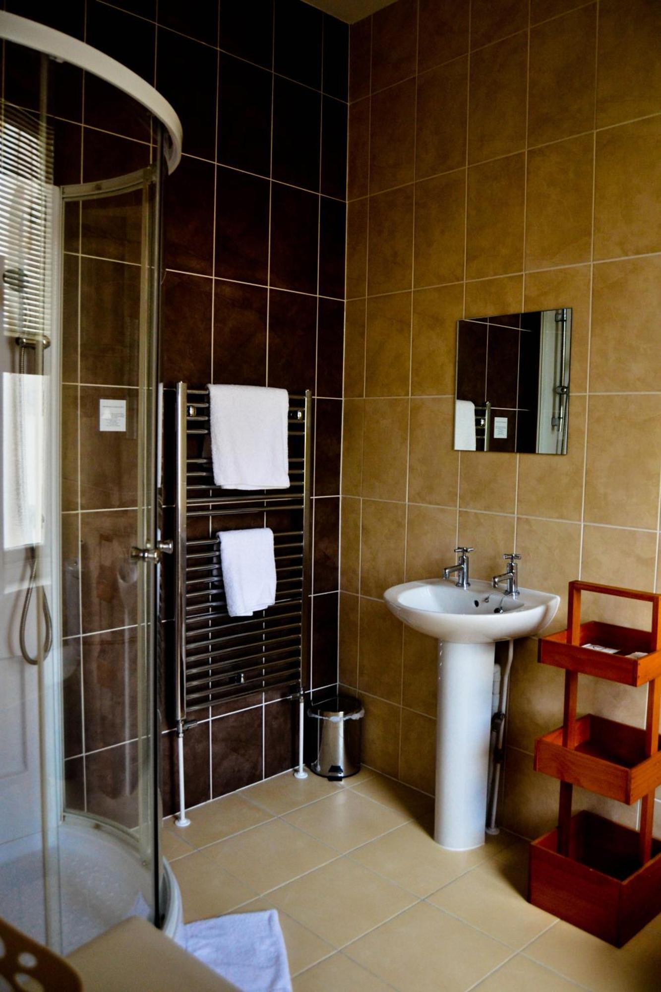 Zweibettzimmer mit Bad